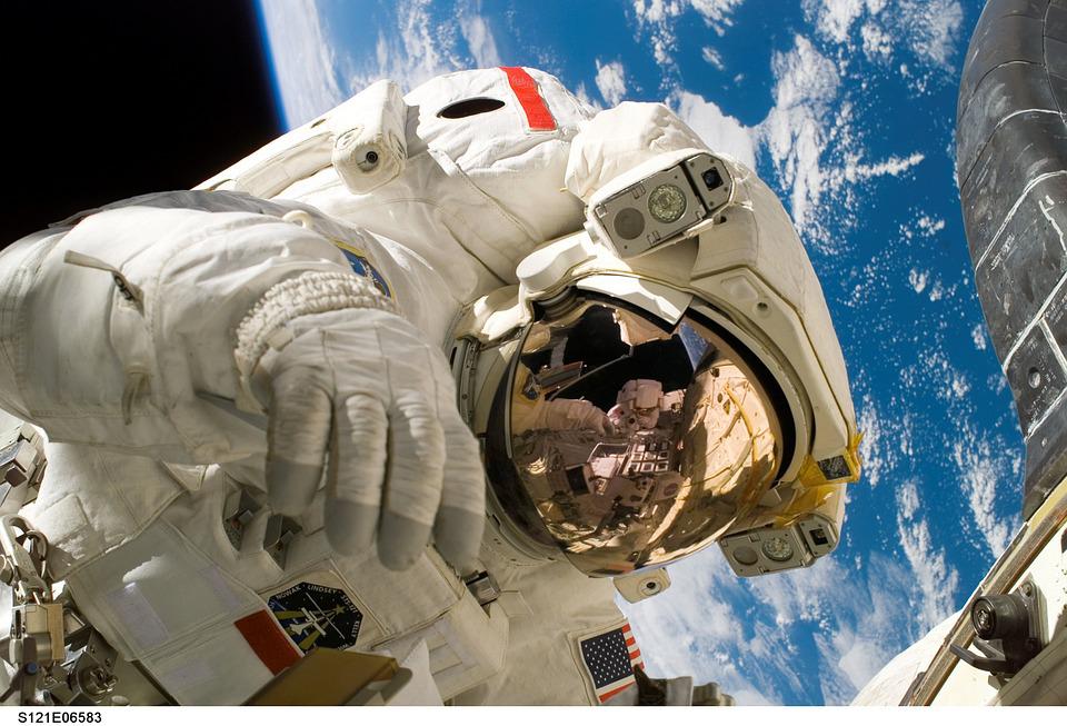 Astronout, antariksa