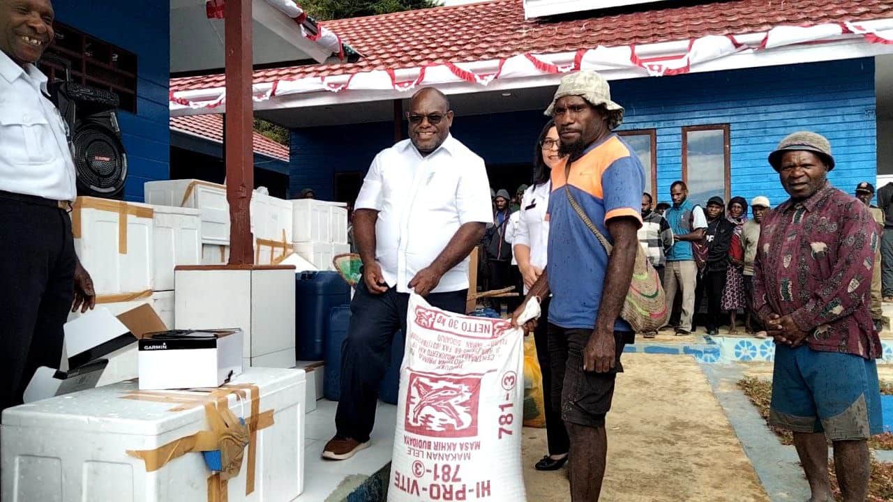 Pemkab Paniai serahkan bantuan