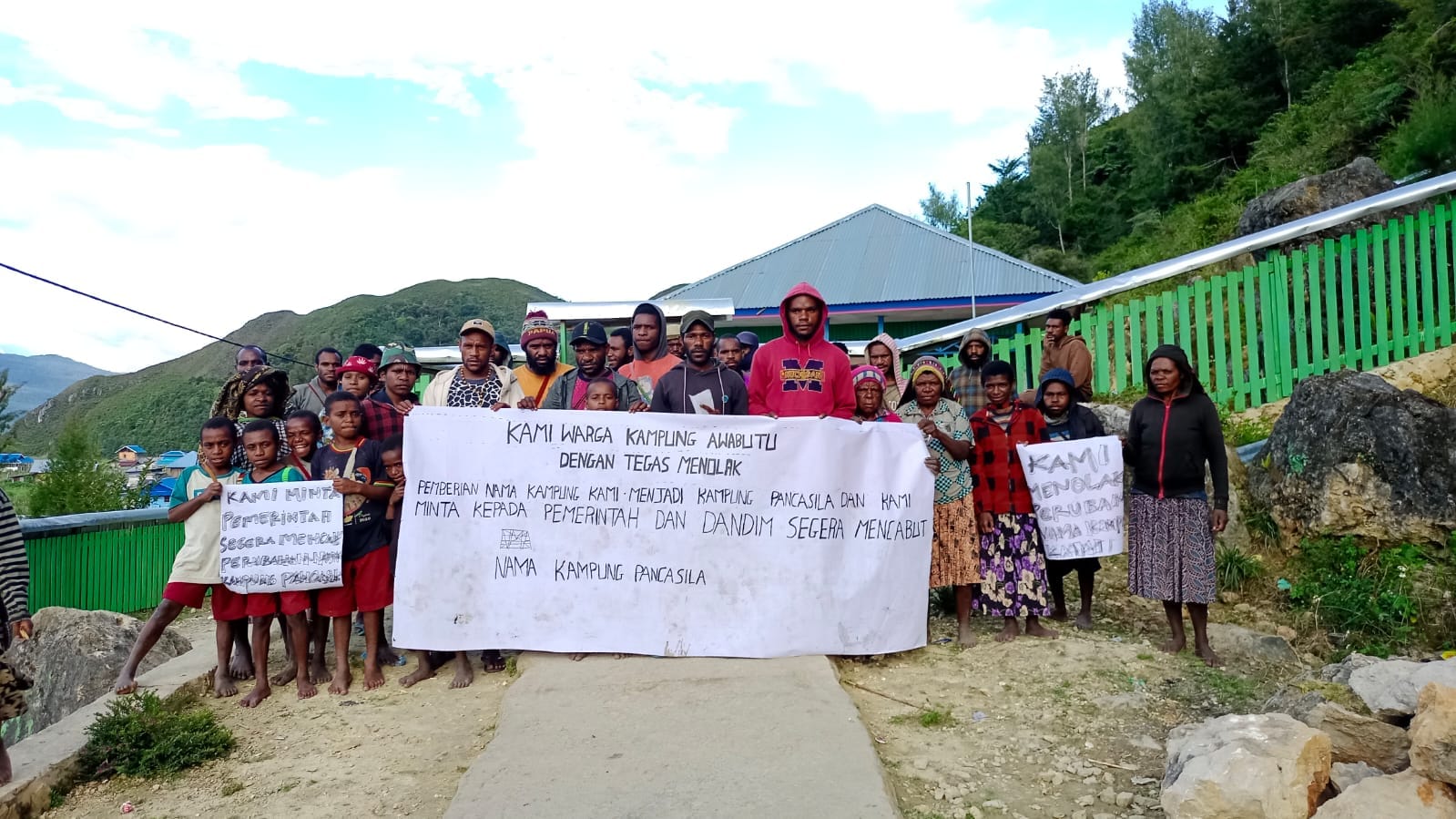 Warga Kampung Awabutu Protes