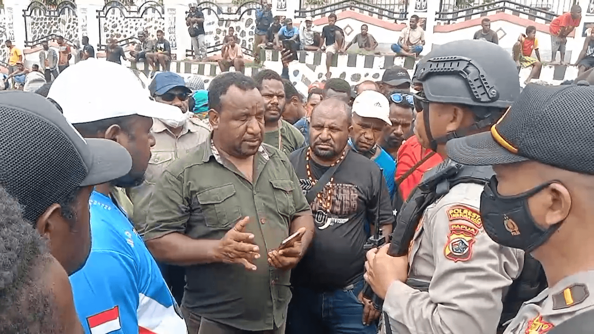 Polisi Adang Pendukung Gubernur Papua