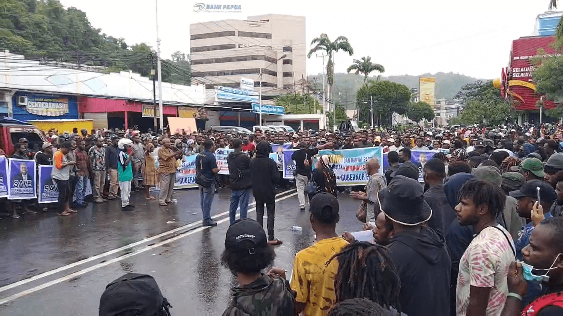Demonstrasi Pendukung Gubernur Papua