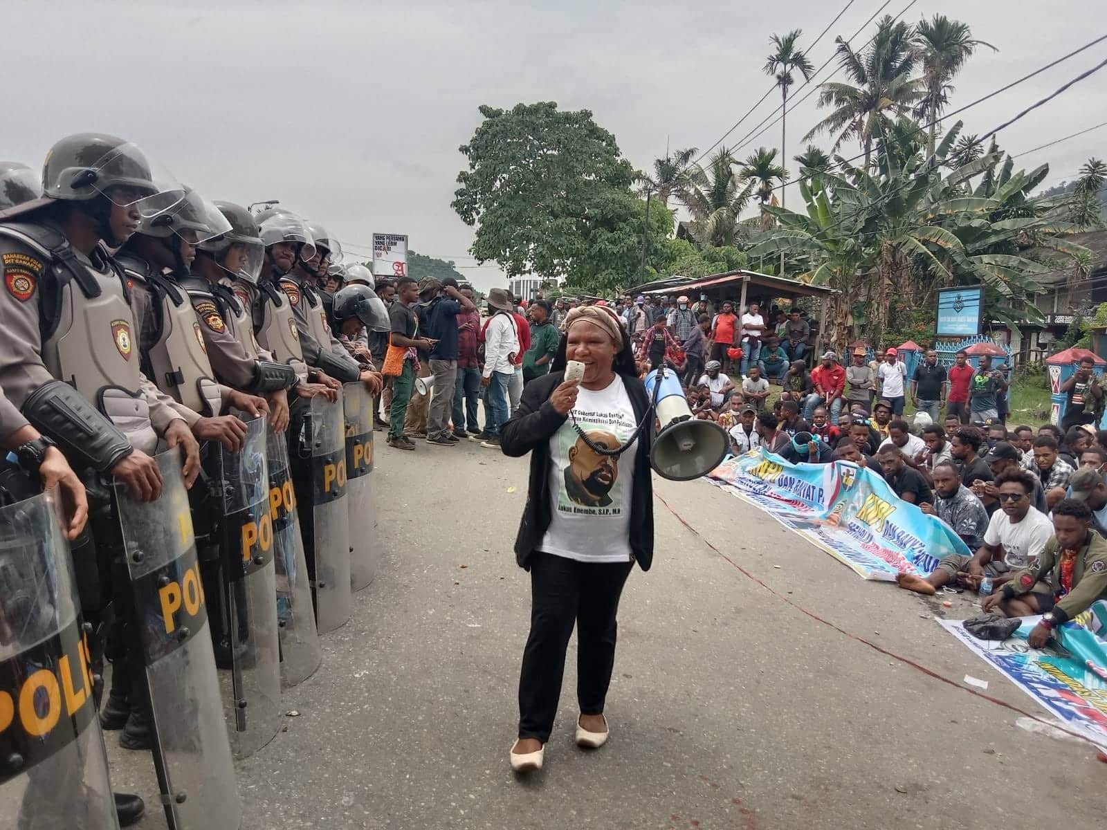Demonstrasi Pendukung Gubernur Papua