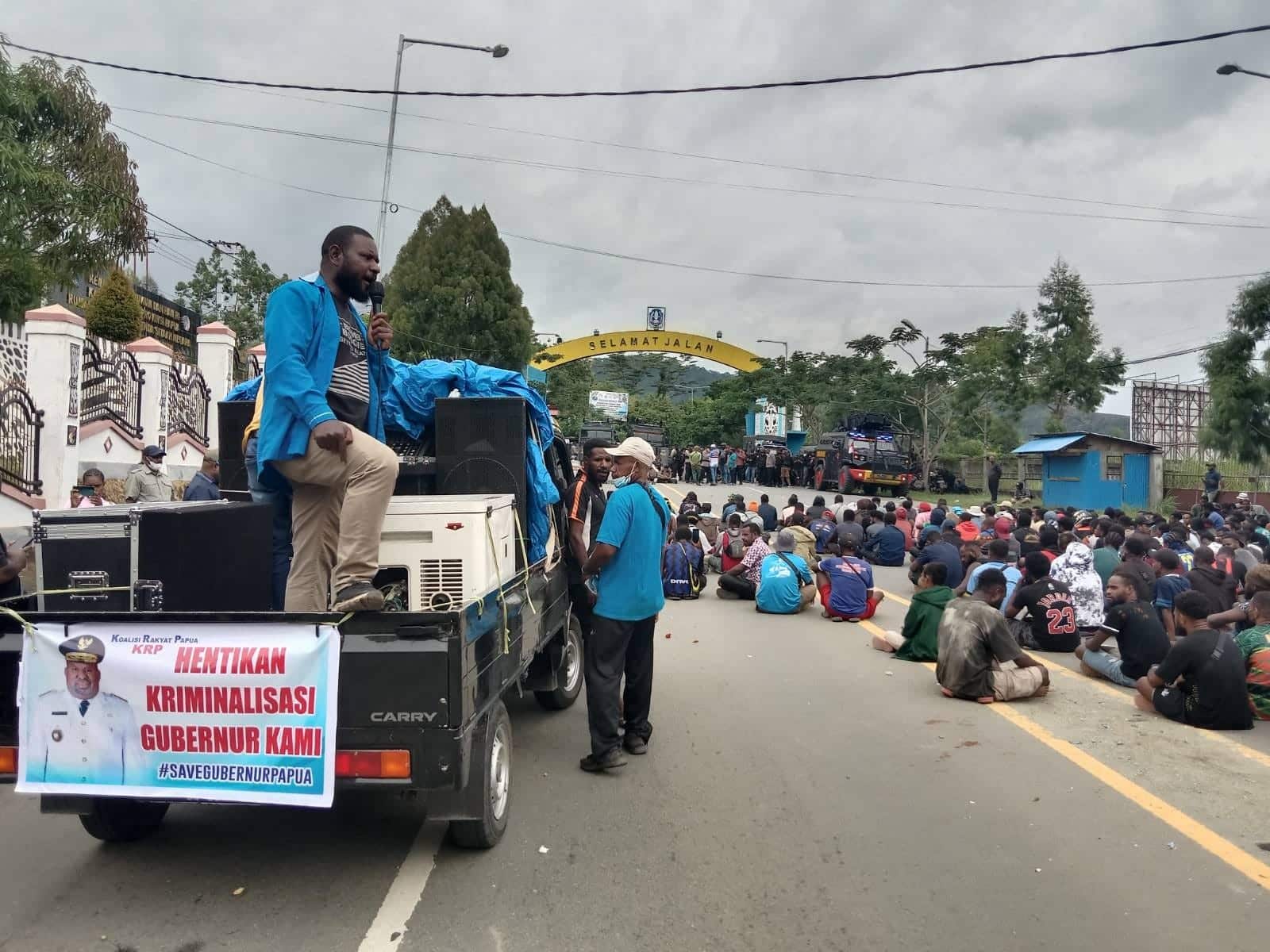 Demonstrasi Pendukung Gubernur Papua