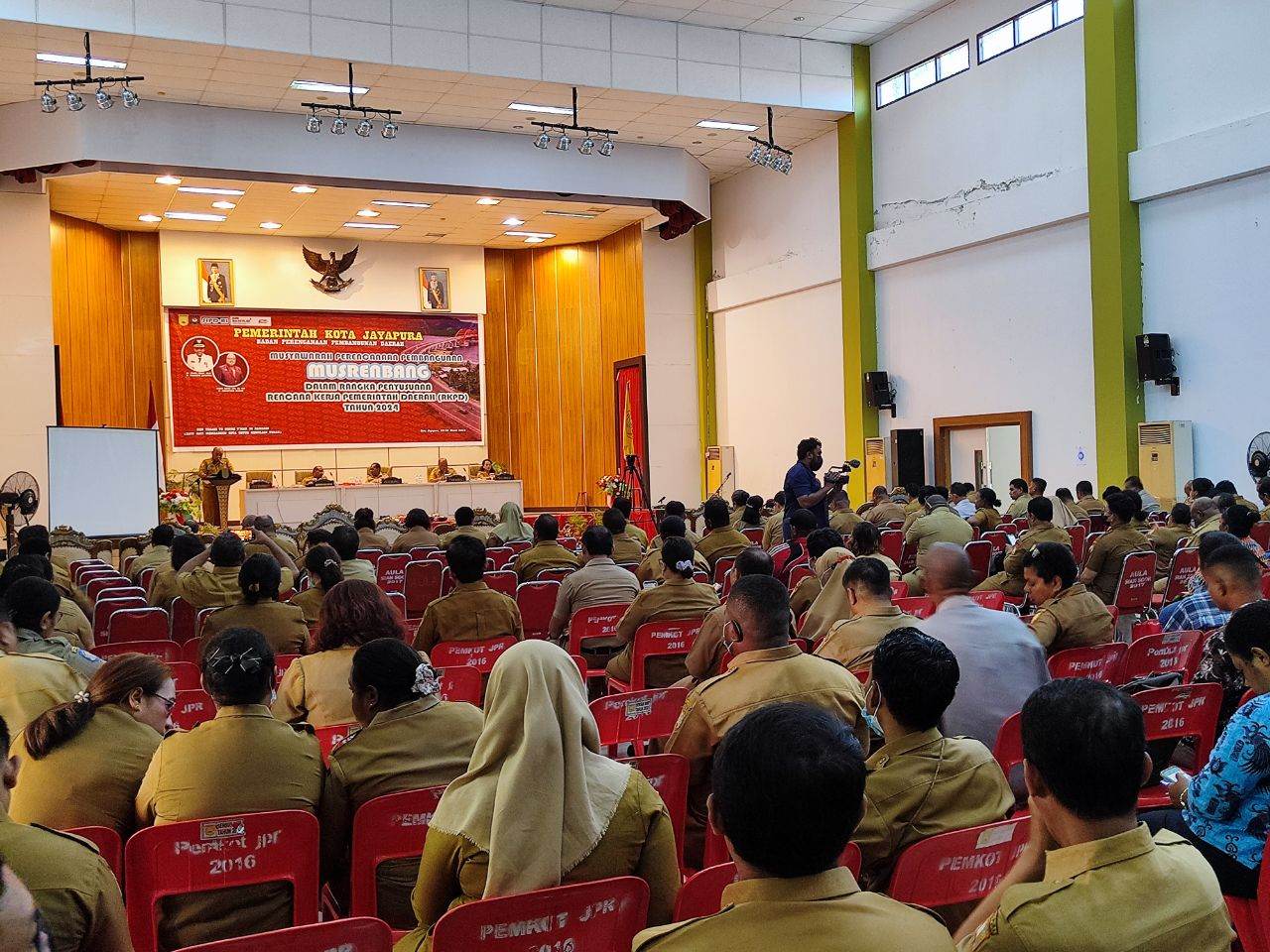 Kepala Badan perencanaan pembangunan daerah atau Bappeda Kota Jayapura, Rory Cony Huwae saat memberikan sambutan dalam Musrembang RKPD tahun 2024. - Jubi/Ramah