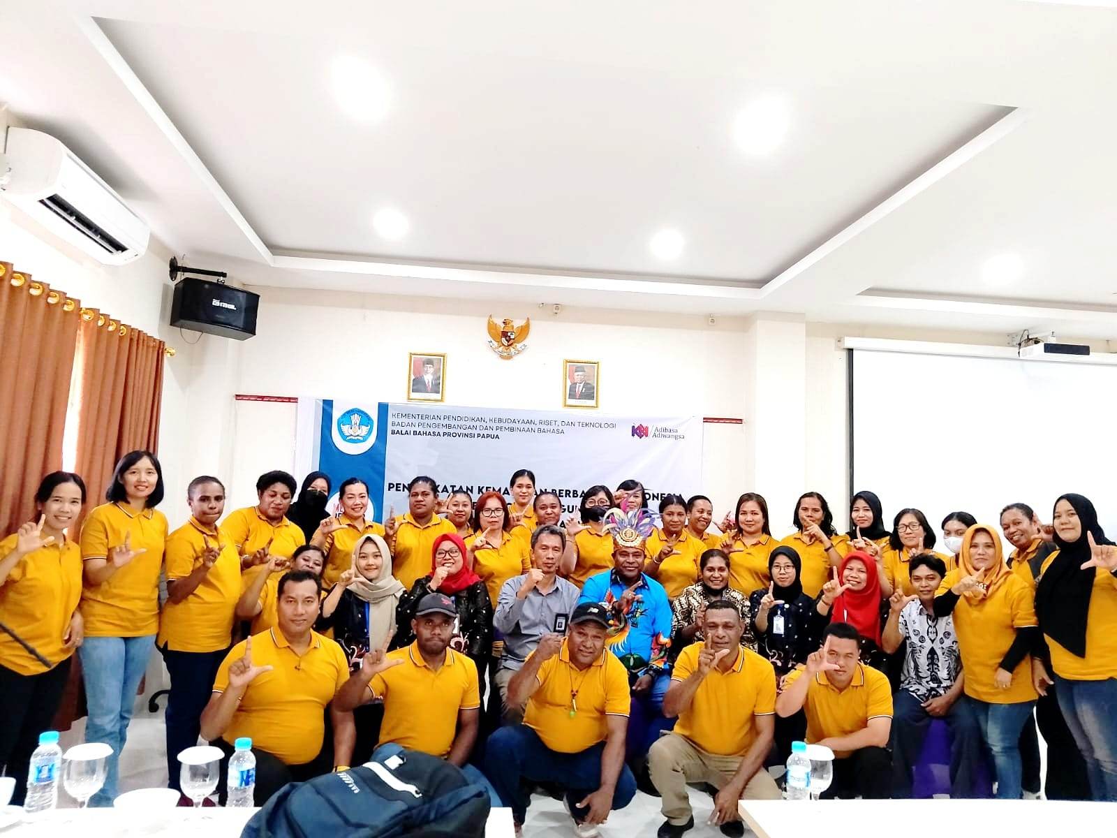 Jubi Id Instansi dan lembaga diharapkan menggunakan bahasa Indonesia dengan ...