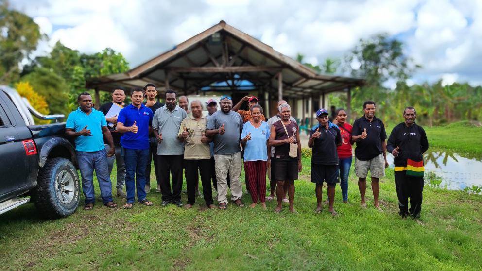 Masyarakat Kampung Iwon foto bersama dengan Kadis Kominfo Kabupaten Jayapura Gustaf Griapon usai pertemuan - Jubi / Engel Wally