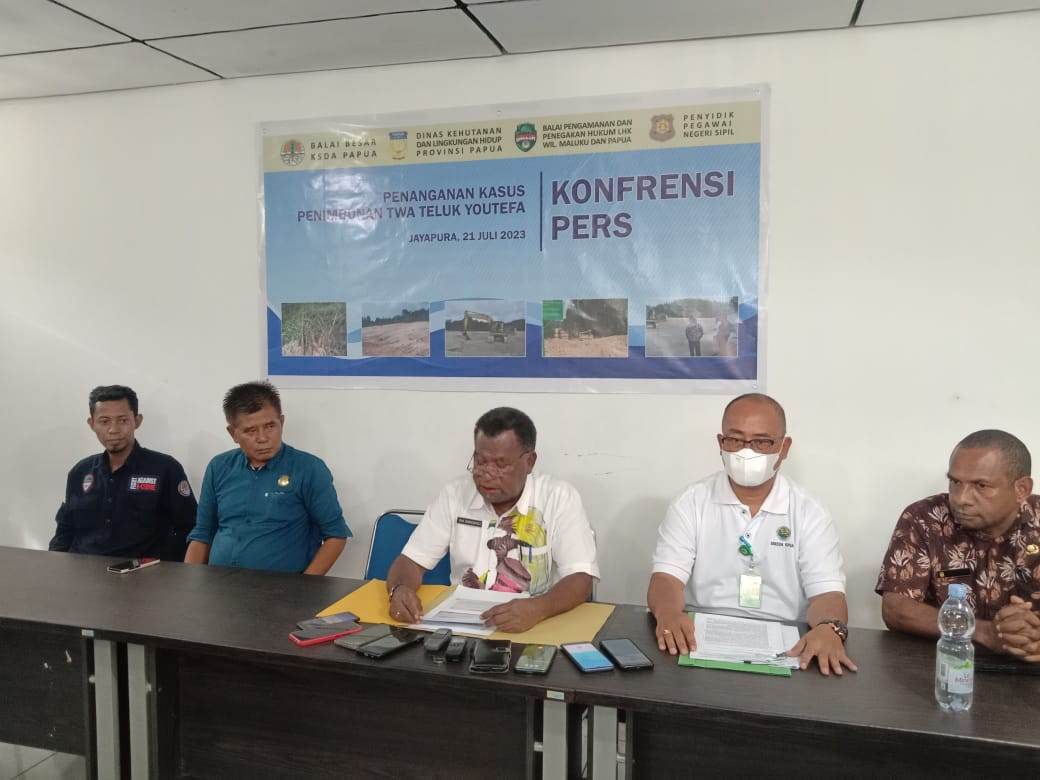 Perusakan Hutan Bakau Teluk Youtefa