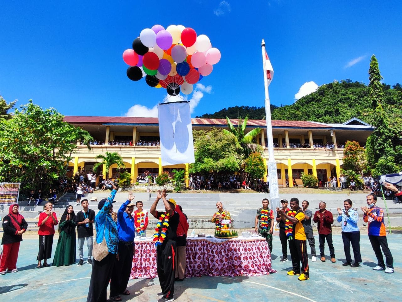 Kepala SMA Negeri 1 Jayapura, Musa Msiren didampingi Plt Kepala Dinas Pendidikan dan Kebudayaan Kota Jayapura, Abdul Majid serta tamu undangan saat melepaskan balon gas ke udara dalam rangka HUT ke-58 SMA Negeri 1 Jayapura. - Jubi/Ramah
