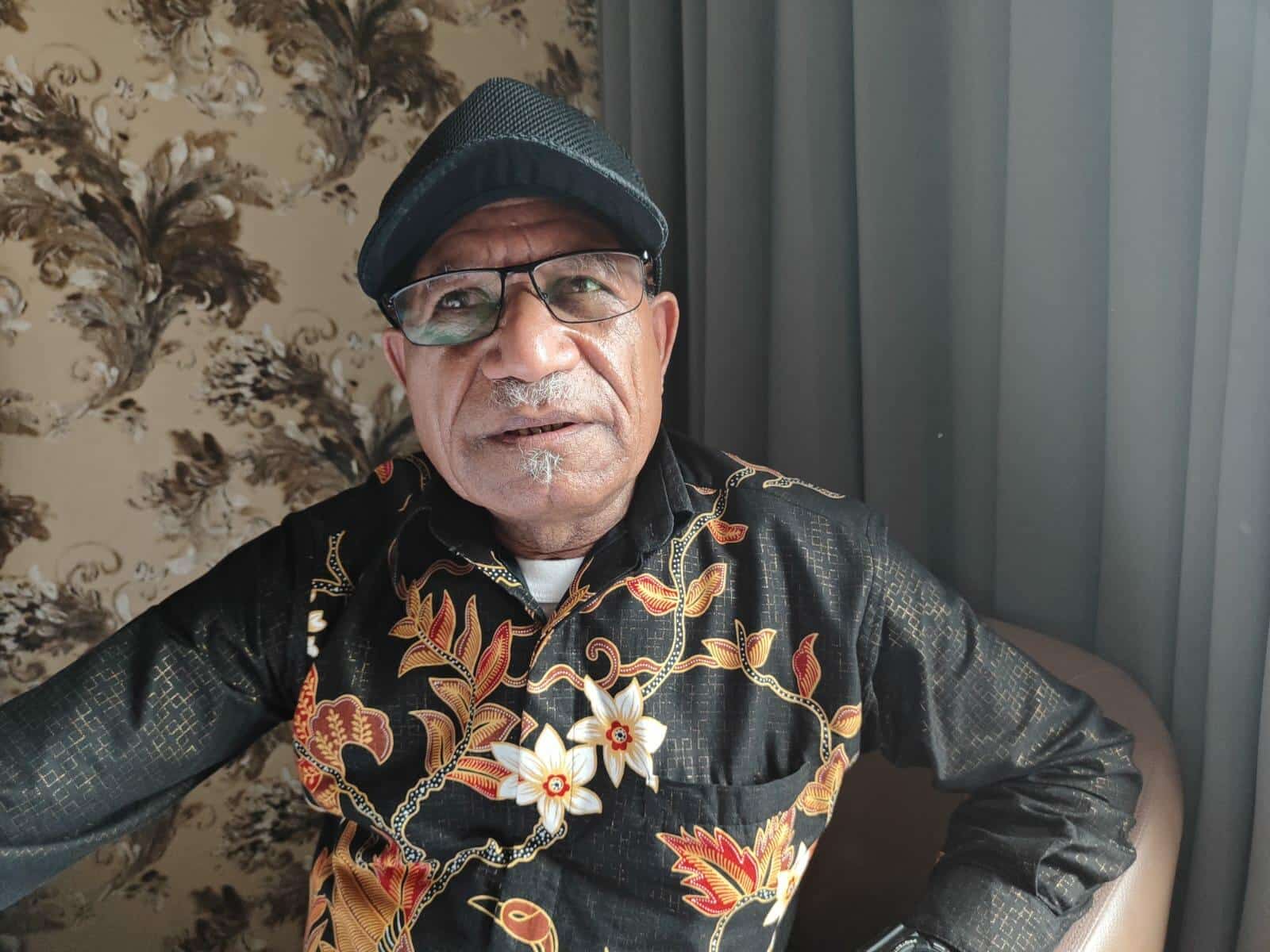 Ketua KPU Provinsi Papua, Steve Dumbon, saat diwawancarai Jubi di Kota Jayapura, Senin (25/9/2023). - Jubi/Islami