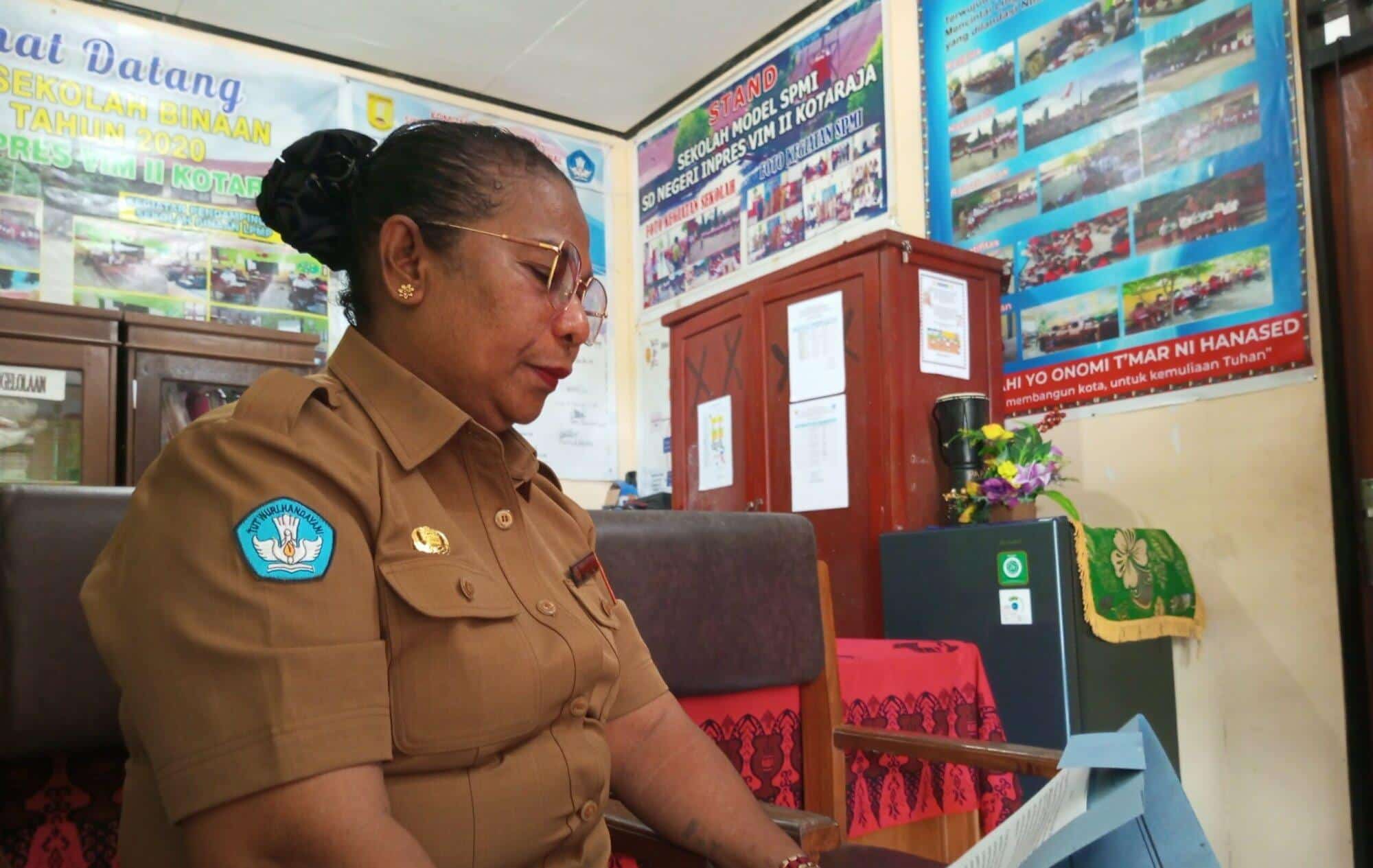 Kepala Sekolah SDN Inpres Vim 2 Kotaraja, Debora L Yepese ketika diwawancarai di ruangannya. - Jubi/CR - 10