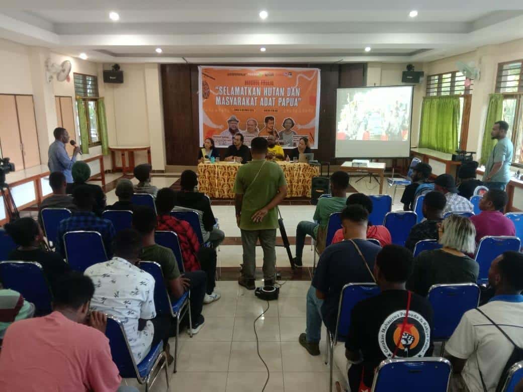 Suasana diskusi publik bertajuk 'Selamatkan hutan adat dan masyarakat adat Papua' di P3W GKI, jalan Sosial, No. 1 Kota Jayapura, Provinsi Papua, Jumat, (6/10/2023) -- Jubi/CR-9