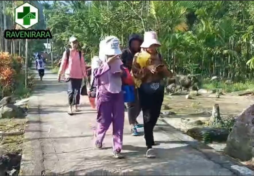 Tampak tenaga kesehatan Puskesmas Ravenirara sedang berkomunikasi via aplikasi WA saat melakukan pelayanan / Dok Puskesmas Ravenirara