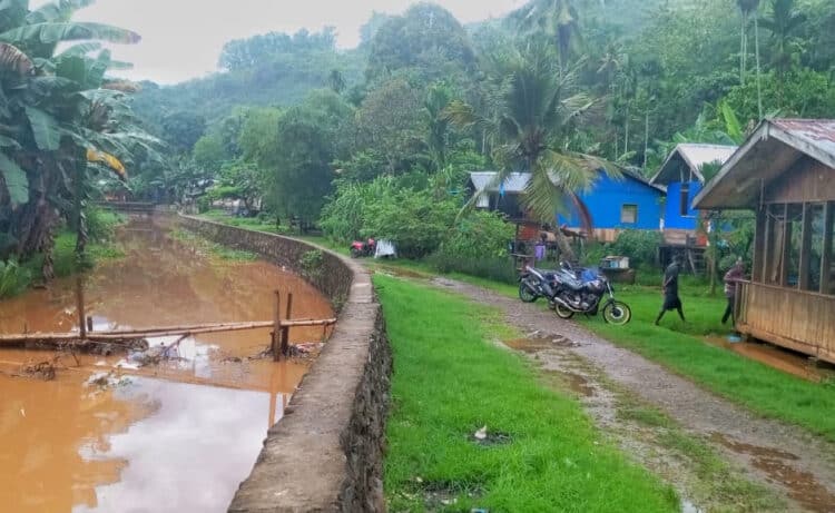 Kondisi air tergenang di sepanjang Kali Moses, Kampung Konya, Kelurahan Kota Baru, Distrik Abepura, Kota Jayapura, Papua, Sabtu (20/1/2024). - Jubi/CR - 10