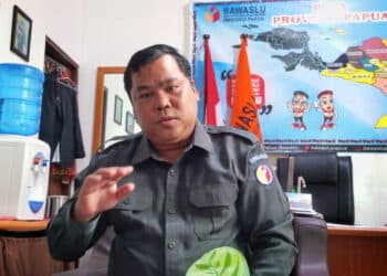 Koordinator Divisi Penanganan Pelanggaran Data dan Informasi Bawaslu Papua, Amandus Situmorang diwawancarai di ruang kerjanya, Selasa (23/1/2024). - Jubi/CR -10