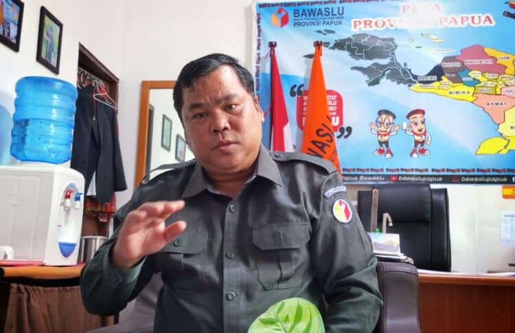 Koordinator Divisi Penanganan Pelanggaran Data dan Informasi Bawaslu Papua, Amandus Situmorang diwawancarai di ruang kerjanya, Selasa (23/1/2024). - Jubi/CR -10