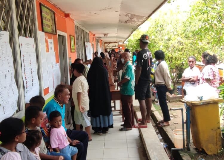 Warga antri di TPS