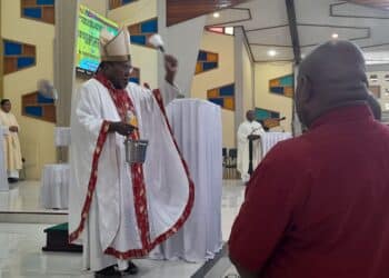 Uskup  Mgr. Yanuarius Theofilus Matopai You, Pr mereciki air suci kepada seluruh pengurus ICAKAP dan pada misa di Gereja Katolik Kristus Terang Dunia Waena pada Jumat (5/4/2024).-Jubi/CR-13