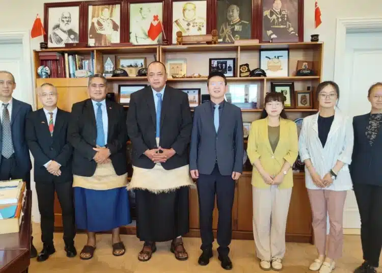 Delegasi Biro Kerja Sama Ekonomi Internasional Kementerian Perdagangan Republik Rakyat Tiongkok mengunjungi Tonga dari tanggal 30 Maret 30 hingga 4 April 4. Mereka bertemu dengan Perdana Menteri Hu'akavameiliku, Menteri Infrastruktur Sevenitini Toumo'ua, Menteri Pertanian Tuan Fohe. Tujuan utama kunjungan ini adalah untuk mendukung pemerintah Tonga menjadi tuan rumah Pertemuan Pemimpin Forum Kepulauan Pasifik ke-53 tahun ini.- Jubi/rnz.com/ Facebook / Kedutaan Besar Tiongkok Tonga
