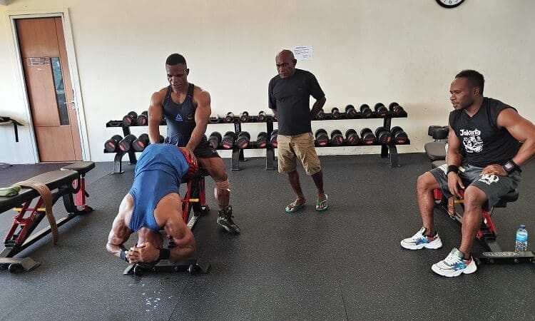 Dua atlet PBFI Papua Pegunungan saat berlatih di tempat Gym wisma atlet Mandala, Kota Jayapura, Kamis (18/4/2024).-Jubi/Islami.