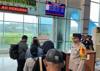 Pemudik di Bandara Rendani Manokwari Ibu Kota Provinsi Papua Barat nampak Wakapolda Papua Barat menyapa para pemudik-Jubi/ Adlu Raharusun