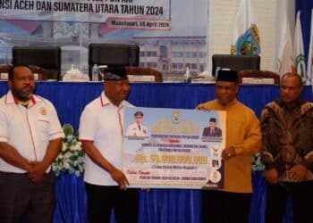 Penjabat Gubernur Papua Barat menyerahkan batuan dana hibah kepada KONI Papua Barat- Jubi/ Adlu Raharusun