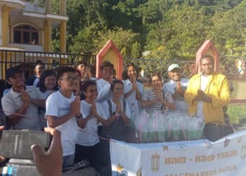BEM FMIPA,Genre Papua, dan Peacemakers Papua  membagikan takjil kepada umat muslim yang mau berbuka puasa pada Ramadhan 1445 Hijriah, di Kota Jayapura, Provinsi Papua pada Minggu (07/04/2024).-Jubi/CR-3