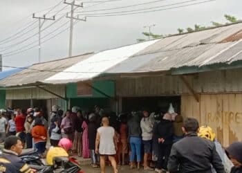 Antrean warga di depan pasar daging Wosi Manokwari -Jubi/Adlu Raharusun