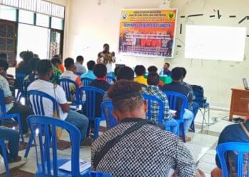 Para peserta sedang mendengar materi tentang “Etika Komunikasi dalam Kebijakan Organisasi Mahasiswa dan Masyarakat” yang disampaikan oleh Wanius Tibul di Aula Kabesma Uncen lantai dua Jln. Taruna Bakti Perumnas Tiga Waena, Kota Jayapura, Provinsi Papua, pada Selasa (9/4/2024) -Jubi/CR-10