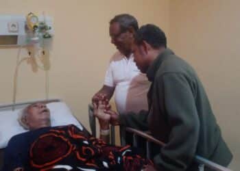 Ketua Asosiasi Mantan Pemain Persipura (AMPP) Benny Jensenem  dan Richard Fere saat menjenguk Alberth Pehelerang yang terbaring sakit di RS Dian Harapan, Waena Kota Jayapura, Selasa (28/5/2024)- Jubi/CR10