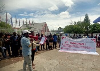 Ratusan masyarakat yang tergabung dalam Solidaritas Peduli Demokrasi Jayawijaya, saat menyampaikan aspirasi kepada KPU Kabupaten Jayawijaya,  Sabtu (11/5/2024) siang.-Jubi/Imma Pelle