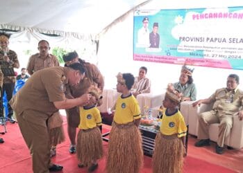 Pemberian vaksin polio kepada anak-anak di Kabupaten Merauke, Papua Selatan - JUBI/Emanuel Riberu