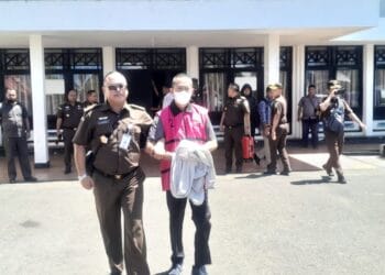 DAW nampak keluar dari pintu ruangan VIP Bandara Rendani Manokwari -Jubi/Adlu Raharusun 