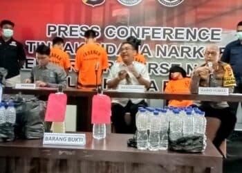 Direktur Narkoba Polda Papua Barat Kombes Pol Indra Napitupulu didampingi Kabid Humas Kombes Pol Ongky Isgunawan saat Konfrensi pers -Jubi/Adlu Raharusun