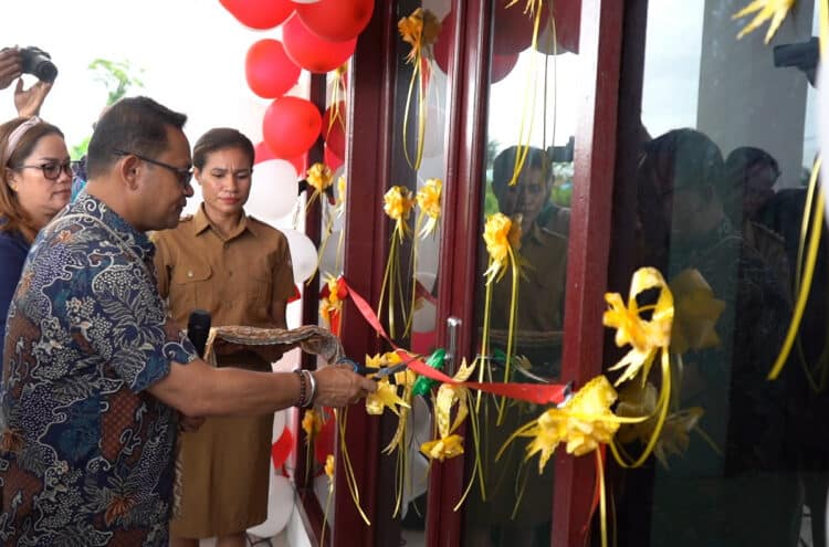 Penjabat Bupati Mappi, Michael R. Gomar S.STP.,M.Si meresmikan gedung baru kantor Distrik Obaa.