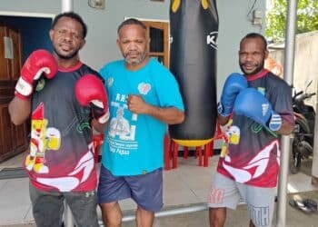 Atlet tinju Papua Pegunungan yang akan berlaga di PON XXI Aceh-Sumatera Utara, Ninas Lepki (kiri) di kelas 63,5 kg dan Sema Dabi (kanan) di kelas 60 kg bersama pelatih, John Dasko (tengah) di penampungan TC di Sentani, Kabupaten Jayapura, Sabtu (1/6/2024).-Jubi/Islami.