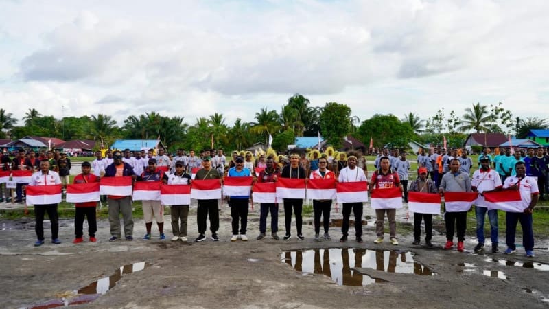 Penjabat Bupati Mappi, Michael R. Gomar S.STP, M.,Si membuka turnamen Bupati Cup Sepak Bola U-21 di Kabupaten Mappi. Pembukaan turnamen ini dihadiri dua legenda sepak bola Persipura, Boaz Solossa dan Richardo Salampessy.