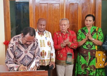 Bupati Nabire Mesak Magai sedang menandatangani prestasi asrama mahasiswa di Padangbulan, Kota Jayapura Papua pada Sabtu (13/7/2024). - Jubi/Pes Yanengga