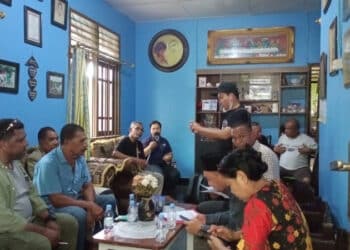 Suasana diskusi di kediaman korban dalam rangka pembentukan Tim pencari fakta. - Jubi/Adlu Raharusun