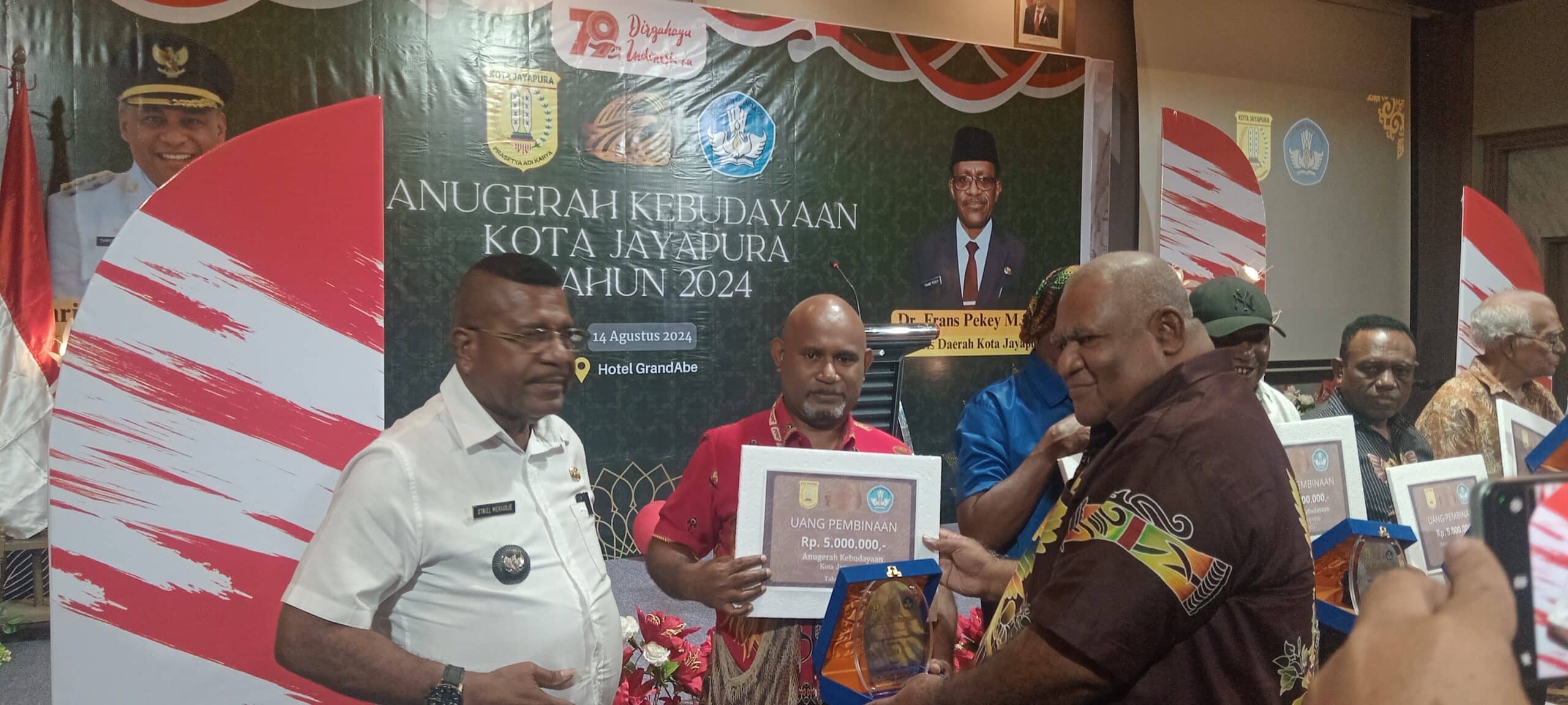 Pemimpin Redaksi Jubi, Jean Bisay (Tengah) saat menerima penghargaan kebudayaan dan uang pembinaan kepada media Jubi di Hotel Grand Abe, Rabu (14/8/2024) - Jubi/Abigael