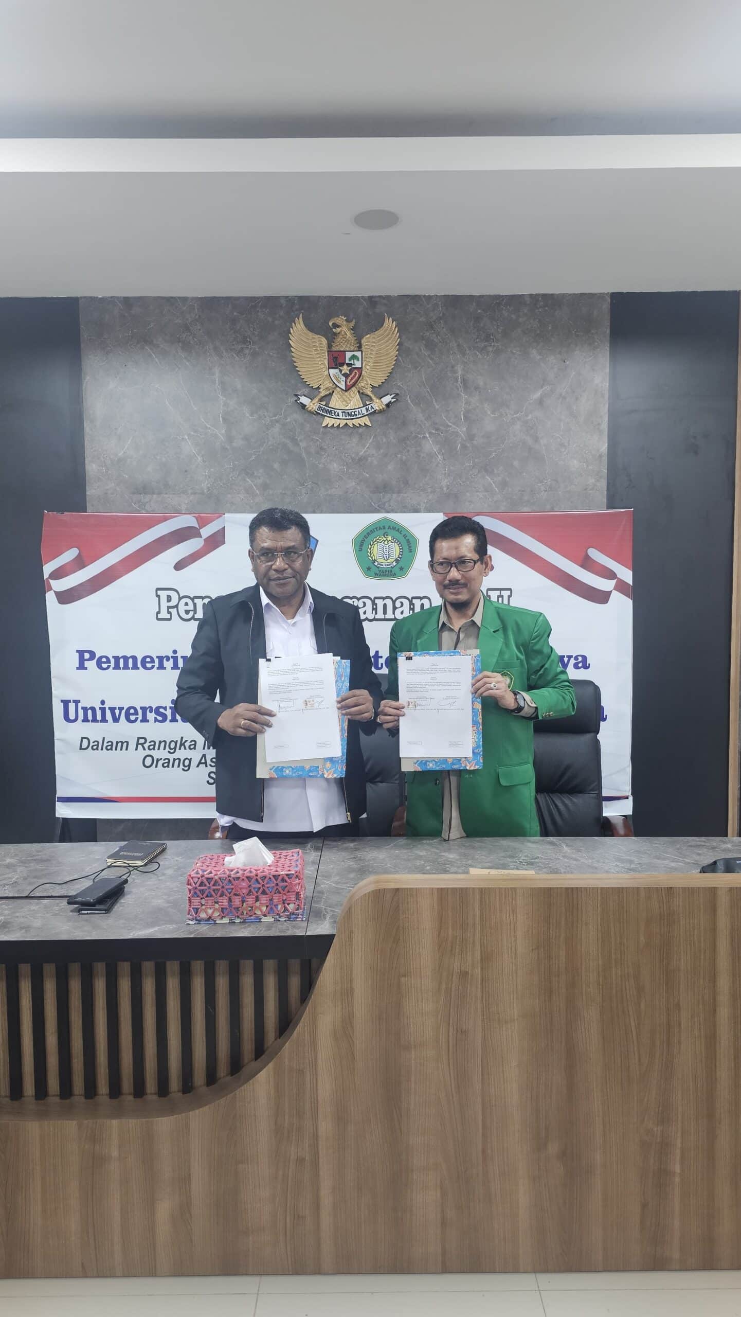 Pejabat atau Pj Bupati Jayawijaya Thonny M Mayor dan rektor Universitas Amal Ilmiah (Una'im) Yapis Wamena,  Rudi hartono Ismail saat foto bersama usai penandatanganan Mou, di kantor Bupati Jayawijaya, Rabu (28/8/2024).-Jubi/Imma Pelle