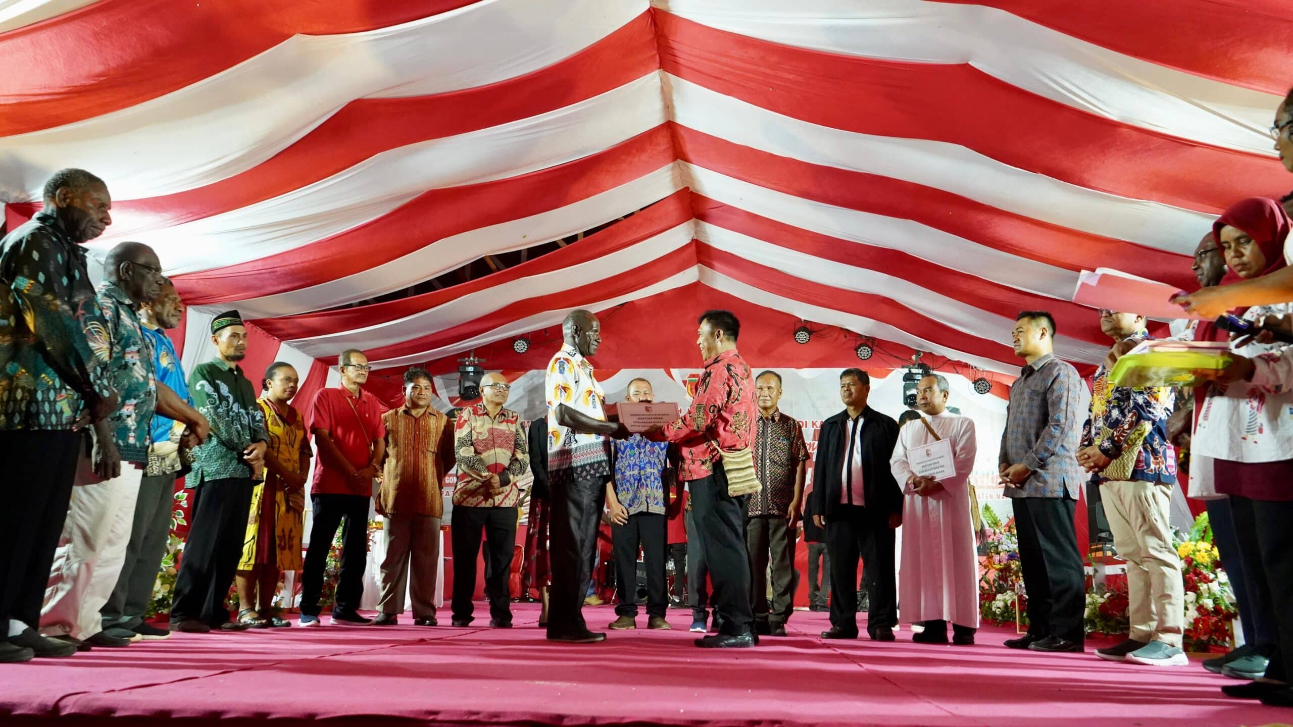 Penyerahan hibah kendaraan oleh Pj Bupati Mappi Michael R. Gomar kepada sejumlah tokoh. -Jubi/Dok. Pemkab Mappi