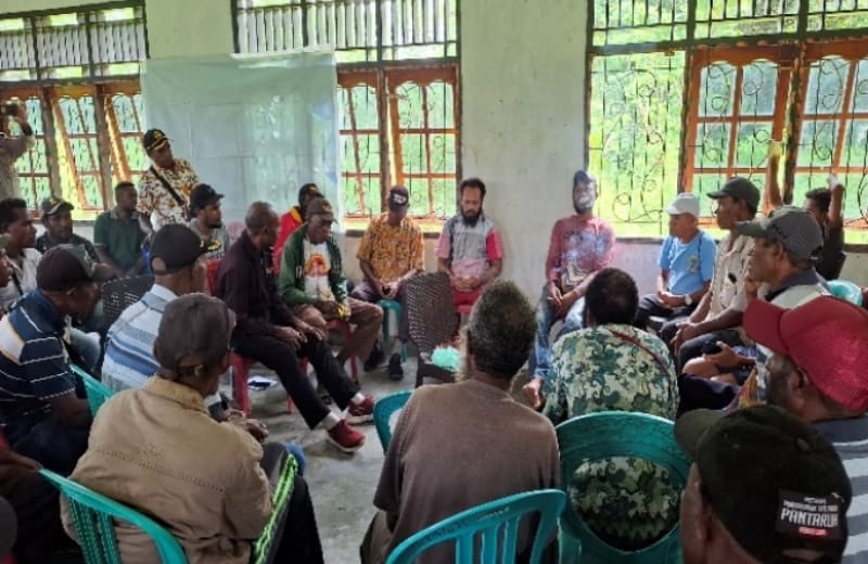 Proses mediasi antara marga Kabri dan Yambe dalam sengketa tapal batas kawasan PLTA Unurumguay, Kabupate Jayapura, Papua. - IST