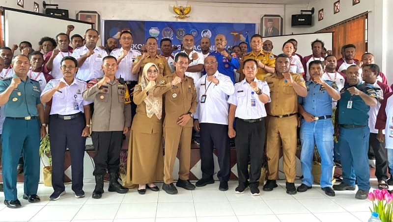 BMKG foto bersama pada kegiatan Sekolah Lapang Cuaca Nelayan (SLCN) di aula kantor Distrik Sarmi, Kabupaten Sarmi, Provinsi Papua, Selasa (20/8/2024). - IST
