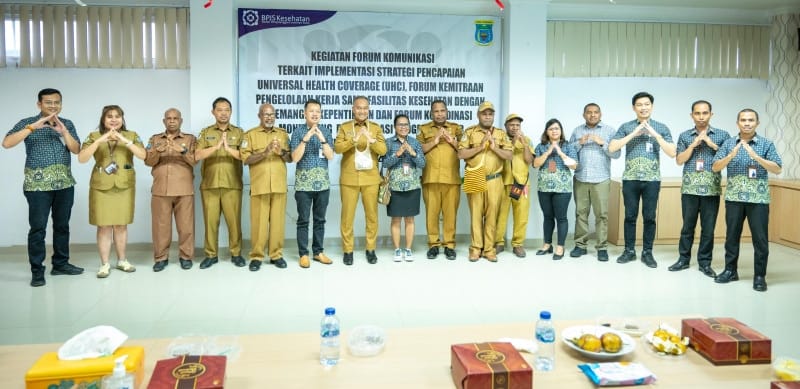 Penjabat Gubernur Papua Pegunungan Velix Wanggai foto bersama saat kunjungan ke kantor BPJS Kesehatan Cabang Wamena, Kamis (29/8/2024). - IST