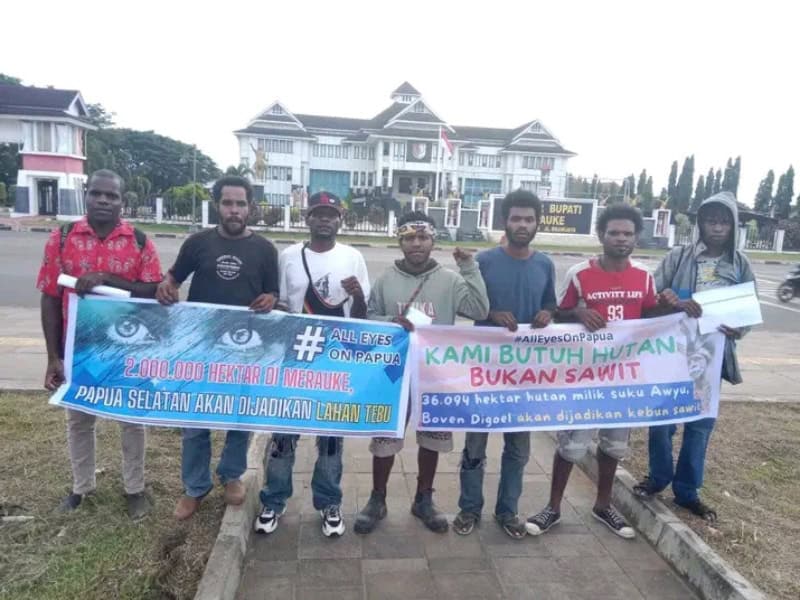 Aliansi Mahasiswa Pemuda dan Rakyat atau Ampera Provinsi Papua Selatan, meminta kepada pemerintah pusat, agar menghentikan aktivitas perusahaan di wilayah adat tiga marga, yakni, marga Moiwend, Gebze dan Kwipalo, di Merauke.