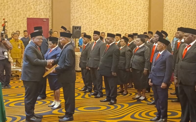 Wakil Menteri Dalam Negeri, John Wempi Wetipo ketika melantik 33 anggota MRP Papua Selatan masa jabatan 2023-2028 pada Senin (6/11/2023) di Merauke. - portal.merauke.go.id