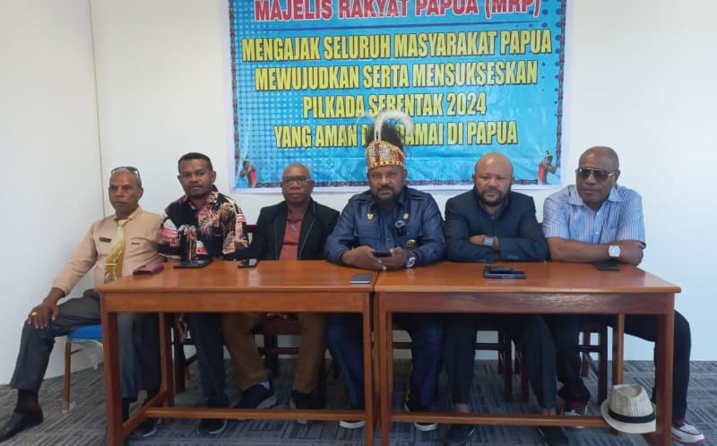 Wakil Ketua II MRP, Max Abner Ferdinan Ohee (tengah) menyampaikan bahwa siapa pun yang bermukim di Papua, wajib menjaga kedamaian, dan meminta untuk bersama mengawal proses Pilkada 2024. - IST