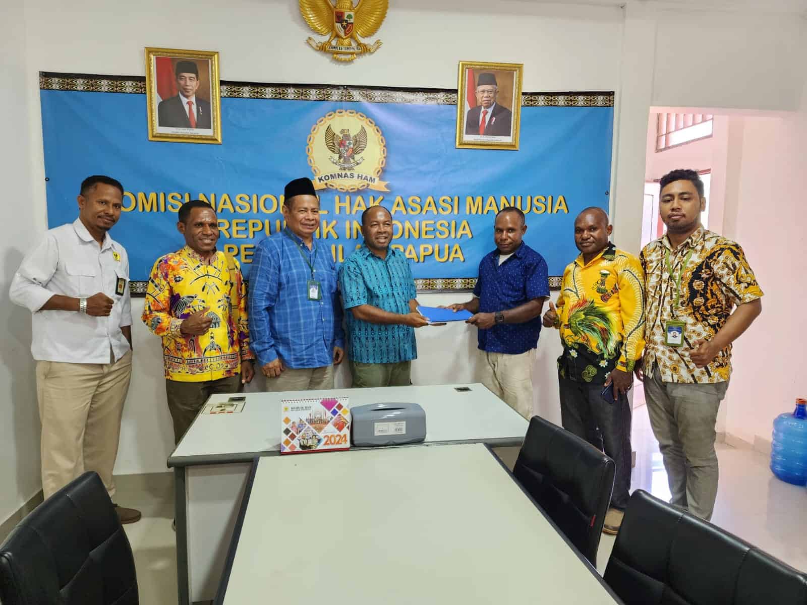 Kuasa hukum keluarga Yeremias Magai saat mengajukan pengaduan ke Komnas HAM RI Perwakilan Papua di Jayapura, Papua, Rabu (02/10/2024). - Jubi/Dok
