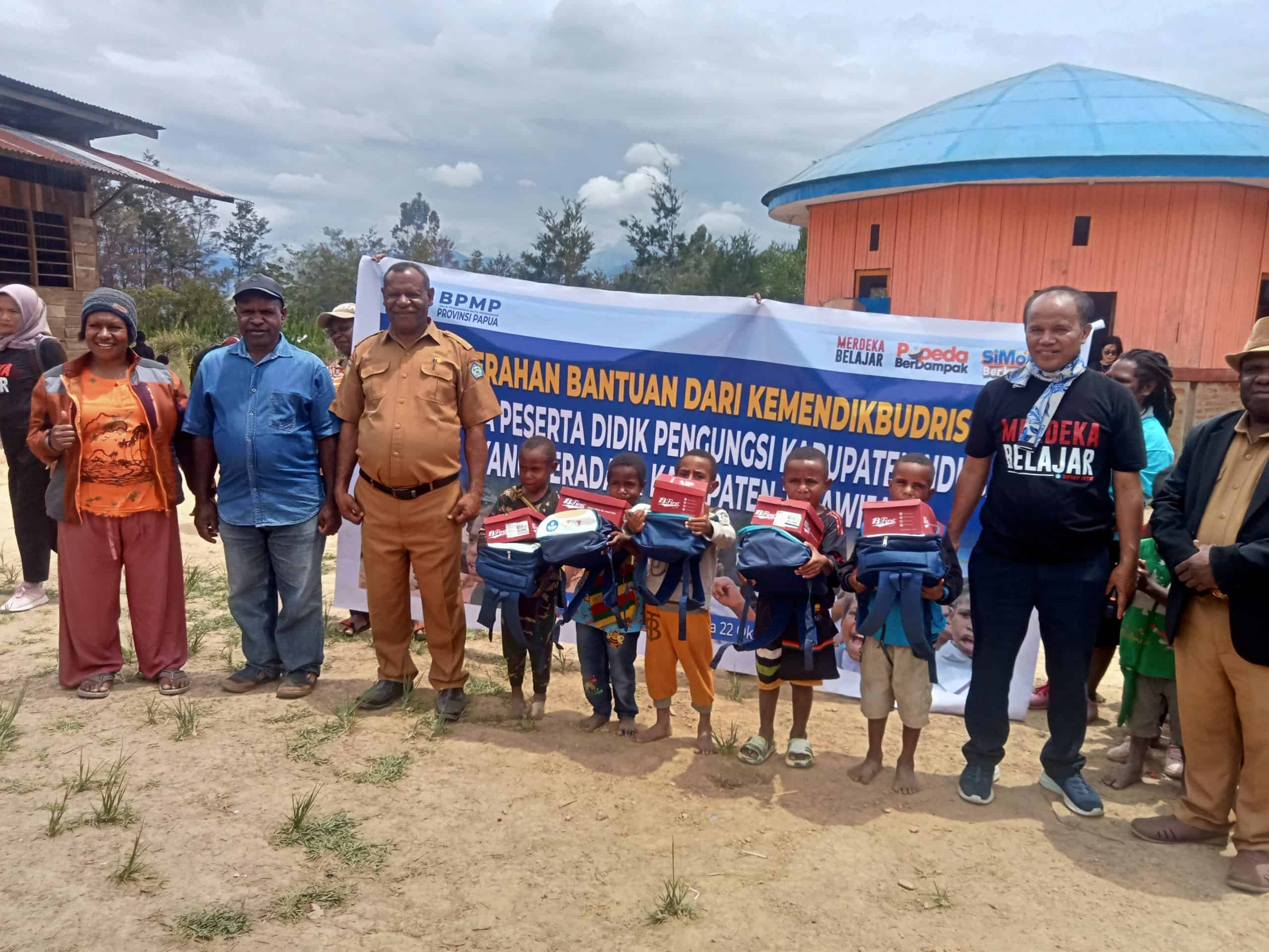 bantuan atribut sekolah