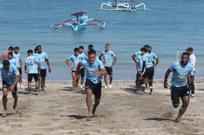 Para pemain PSBS Biak Numfor saat melahap program latihan fisik di Pantai Kuta, Bali, Selasa (8/10/2024). - Dok. PSBS Biak Numfor